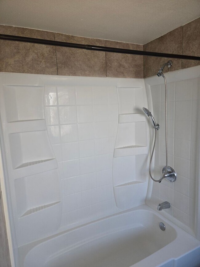 Building Photo - Beautiful Hermiston Home offers a perfect balance of comfort and convenience