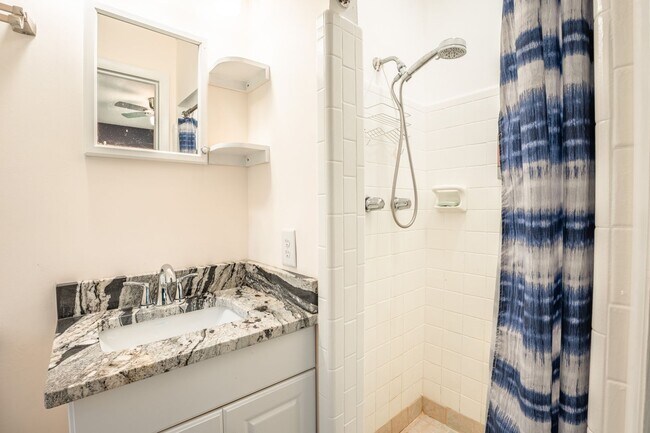 Building Photo - 607 3rd St Ext