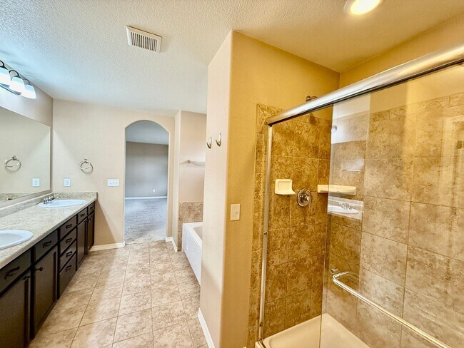 Building Photo - Beautiful Bedroom in Forest Meadows!