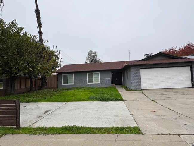Building Photo - SW Visalia Home with Pool Available Now!