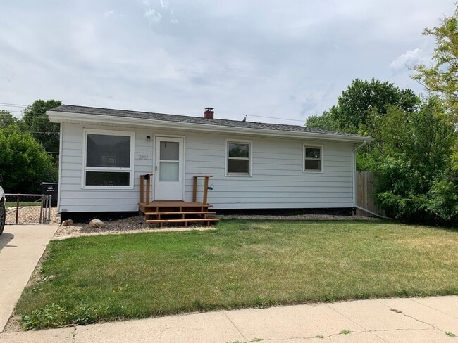 Primary Photo - 3 Bedroom, 1 Bath House for Rent