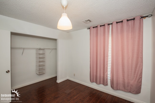 Building Photo - Charming 3Bdm 2Ba Home with Large Yard & 2-Car Garage in Central Las Vegas!
