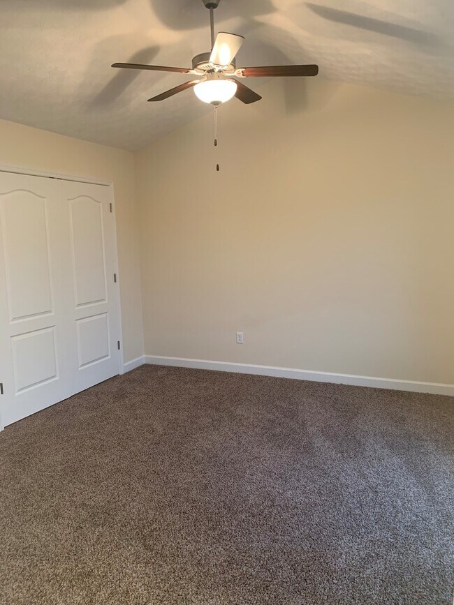 Building Photo - ***$500 Off First Months Rent*** Cedar Point Townhouse for Rent!
