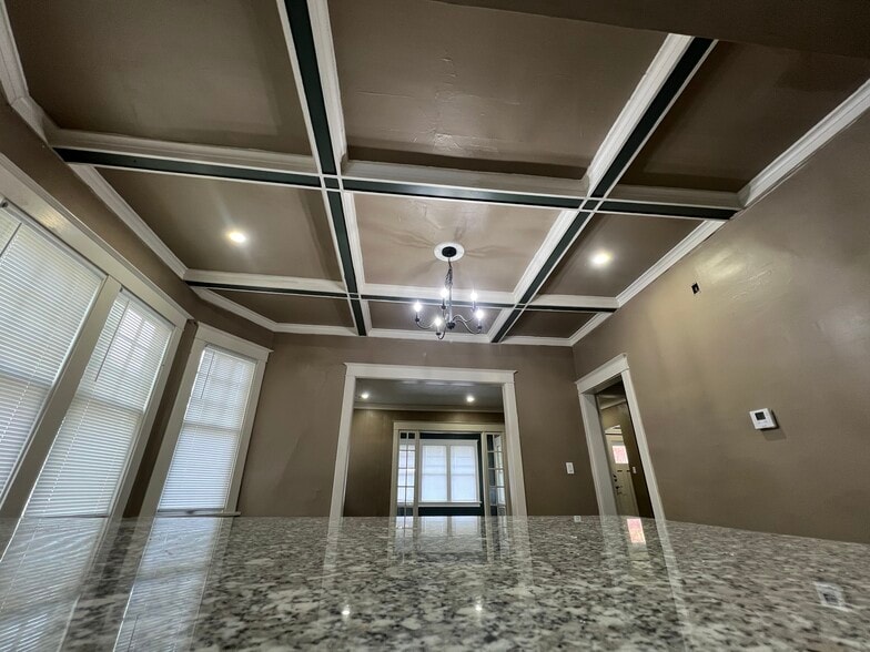 Building Photo - 610 W Armstrong Ave