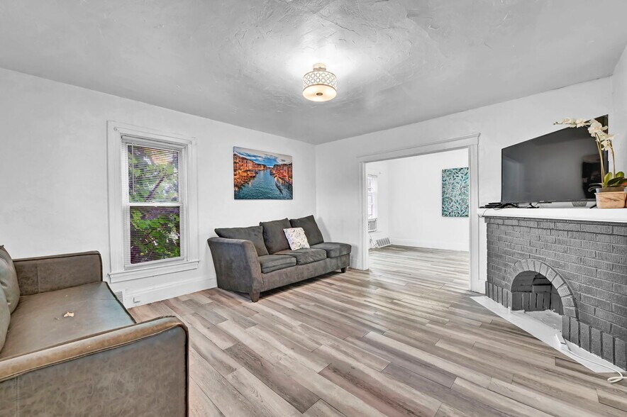 Building Photo - 427 E 156th St