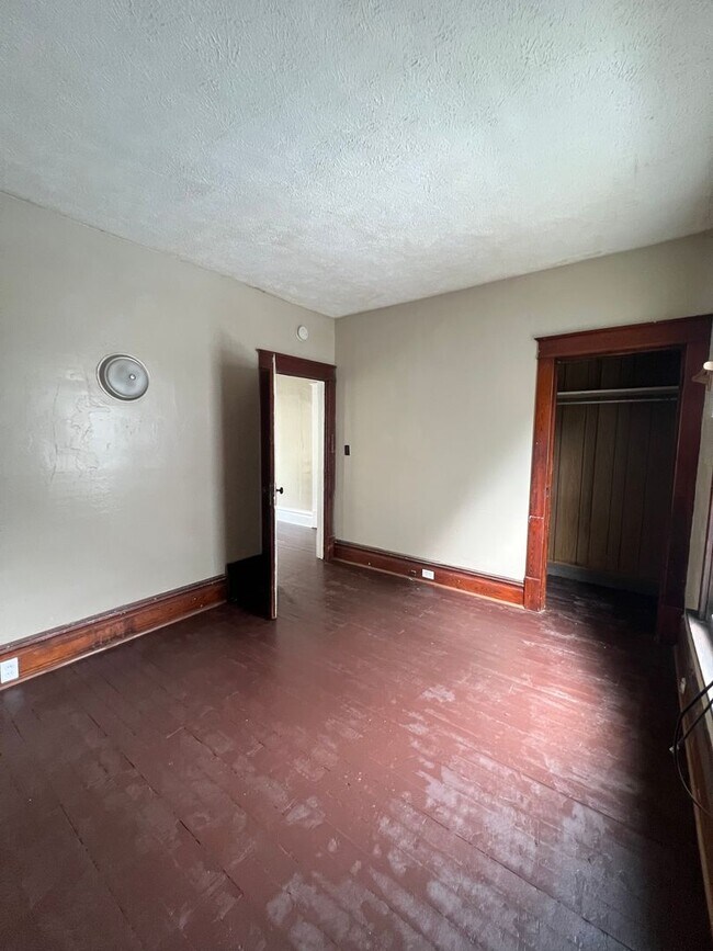 Building Photo - Spacious 4 Bedroom Southside Holland