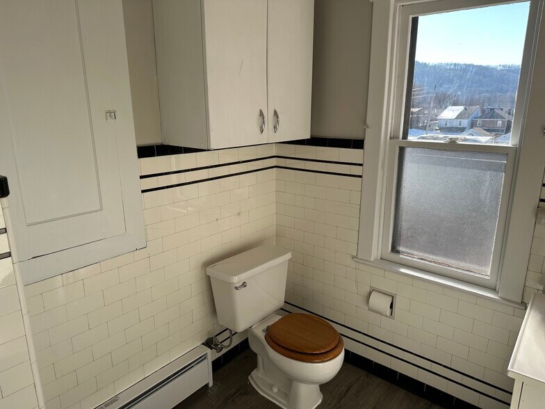 Bathroom - 106 Saint John St