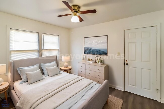 Building Photo - This 3 bedroom / 1 full bath and 1,284 sq feet House will Blow Your Mind!