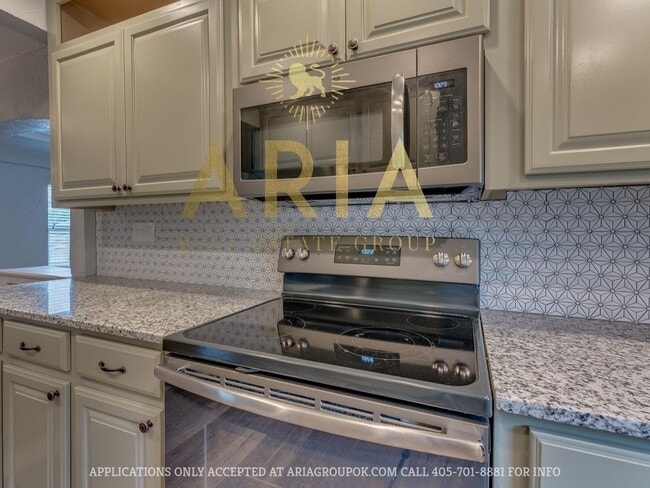 Building Photo - Updated & Adorable 2 Bed/1 Bath Space in t...