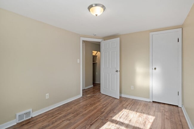 Building Photo - SCORE 50% OFF 1ST MONTH'S RENT IF SIGNED BY DEC 5! Cozy 3 Bedroom home in McKees Rocks available ...