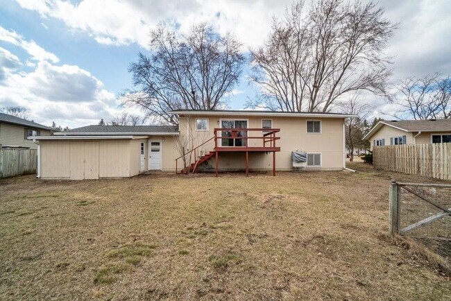 Building Photo - 3419 Gerrard Ave