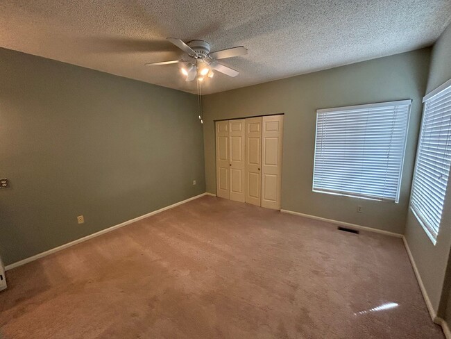 Building Photo - 2 Bed/ 1.5 Bath Home