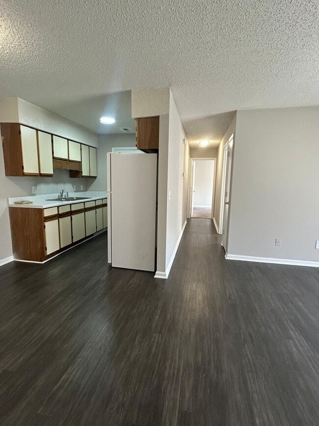 Building Photo - Modern Comfort & Convenience at Westfield Gardens Lexington  - 353F