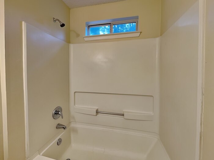 Building Photo - 114 Hampton Oaks Dr