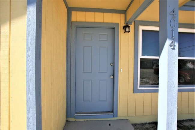 Building Photo - Beautifully updated 1 bedroom apartment within walking distance to the beach!