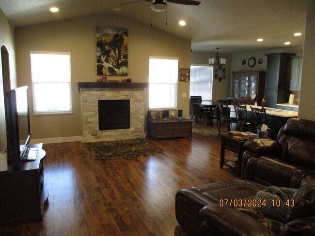 Building Photo - Dog Friendly! Beautiful 3 Bedroom, 2 Bath Ranch in Berthoud!