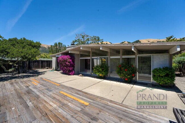Building Photo - 1221 Idylberry Rd