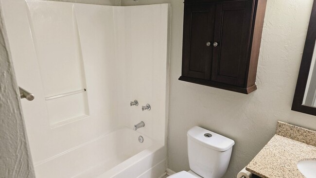 Building Photo - 2BR/2BA just minutes from Shands Hospital ...