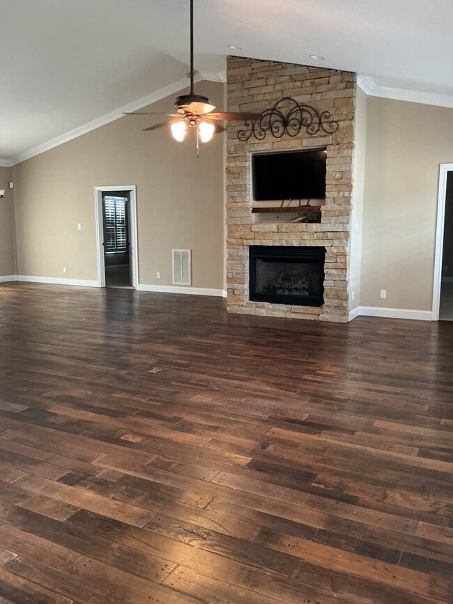 Building Photo - Luxury Living Made Easy in a Desirable Nei...