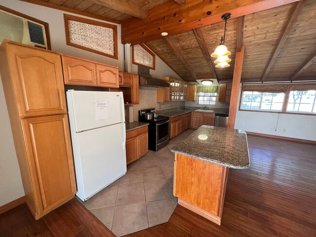 Building Photo - 3 Bed 2 Bath Home!