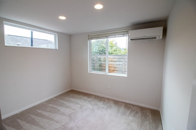 Building Photo - 3Bd/1.75Ba Seattle Townhouse