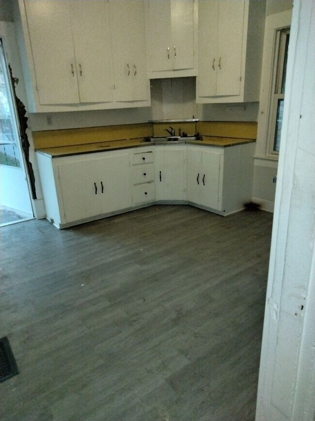 Building Photo - Sneak Preview 516 Dresden ave