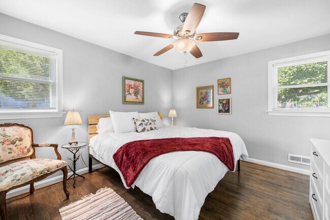 Building Photo - 3BR/1.5BA HOUSE