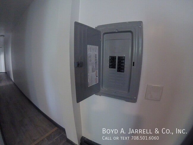 Building Photo - 68 E 57th St