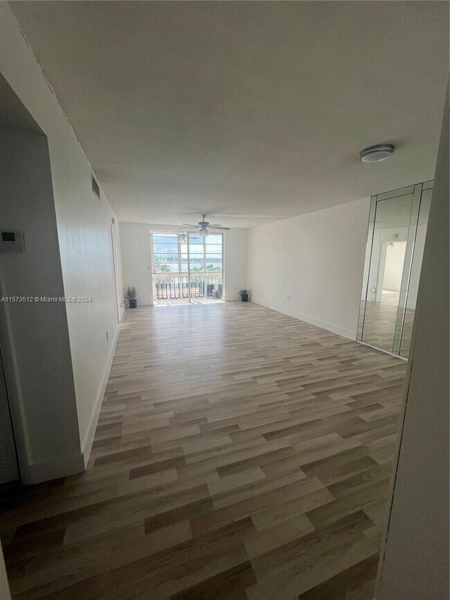 Building Photo - 18601 NE 14th Ave