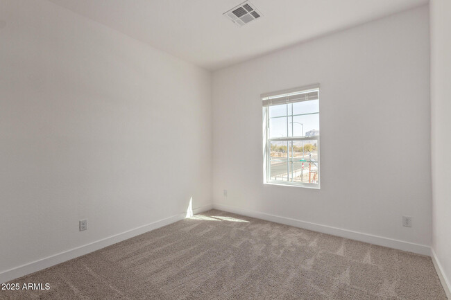 Building Photo - 1564 N Pueblo Dr
