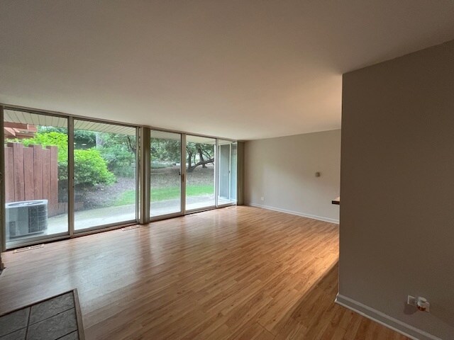 Building Photo - 6020 Oakwood Dr