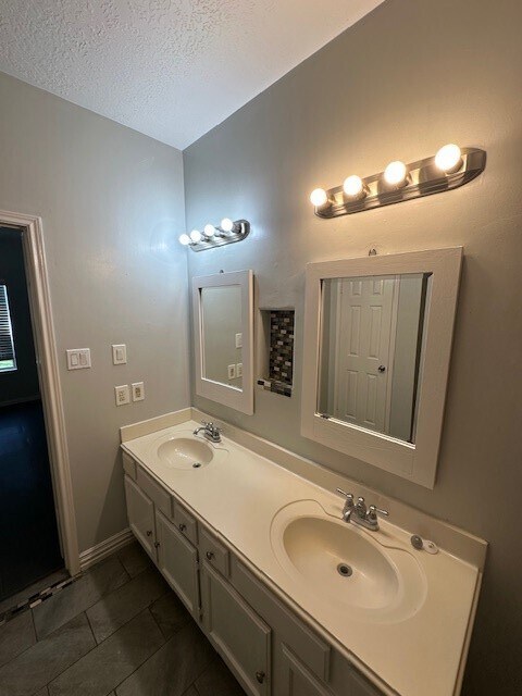 Building Photo - 13515 Ryanwood Dr