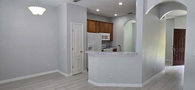 Building Photo - Stunning 2/2.5 Townhome in Beacon Park! Fresh Paint, New Carpets, Available Now!