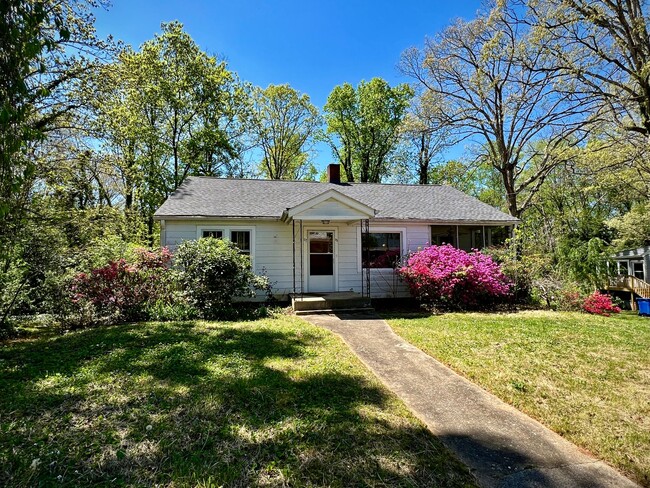 Building Photo - 3 Bedroom, 1 Bath, Nice Backyard!
