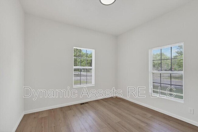Building Photo - 542 E 23rd St