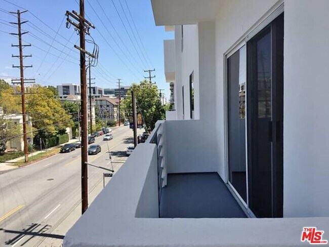 Building Photo - 301 S Swall Dr