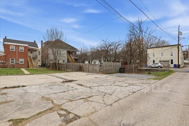 Building Photo - 834 W Washington St