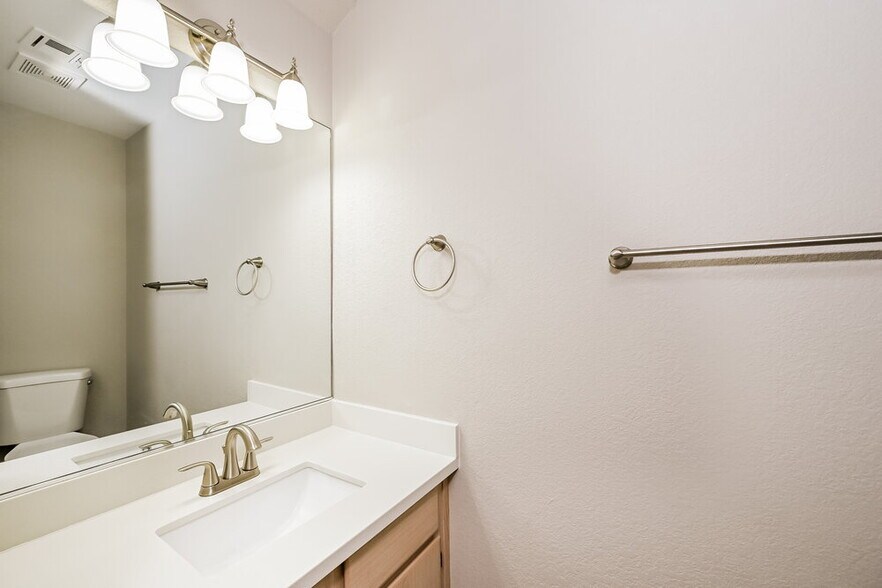 Building Photo - 5594 Calais Ct