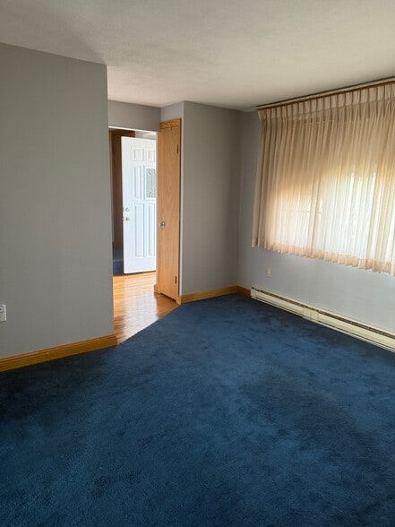 Living room / front door - 87 Auburn St