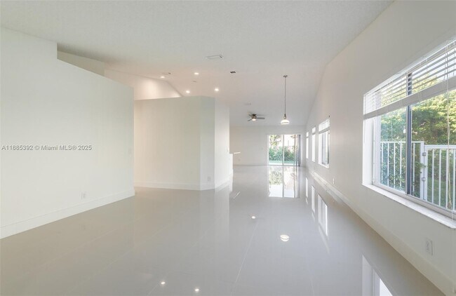 Building Photo - 4295 Greenbriar Ln