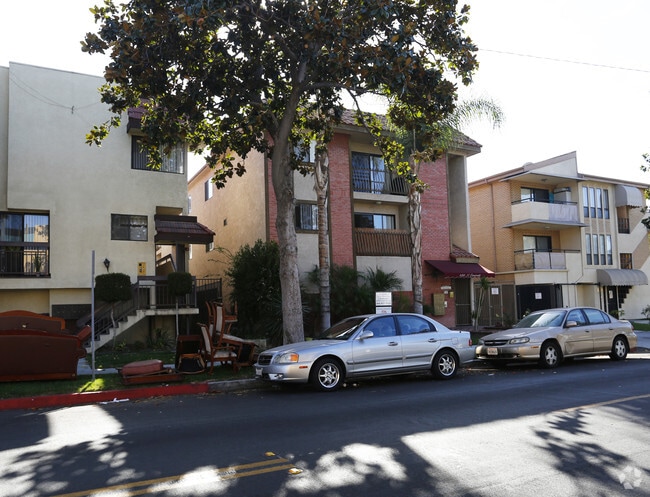 Building - 138 N Everett St