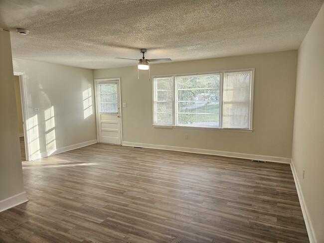 Building Photo - 1445 Pine Spring Dr
