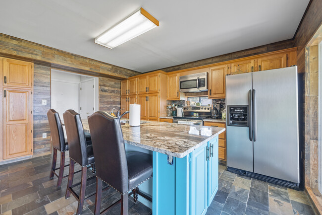 Kitchen is fully equipped with all-new stainless steel appliances including a large fridge, stove & - 1090 Quail Trl