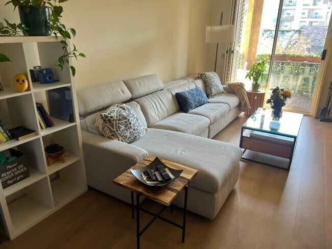 Building Photo - 550 Camino De La Reina