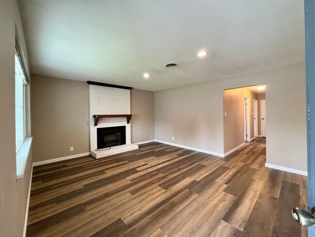 Building Photo - TENTATIVELY RENTED 3 Bedroom 2 Bathroom Na...