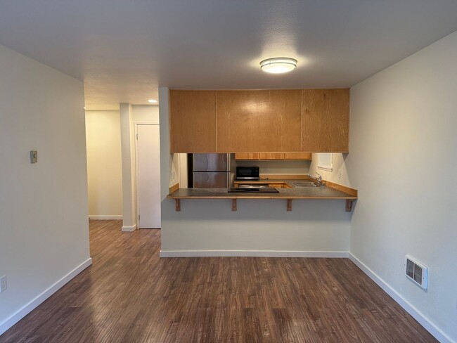 Building Photo - Beautiful Bottom Floor 1 Bed 1 Bath Shorel...