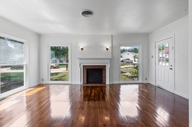Building Photo - Historic Charm in Hillsboro!