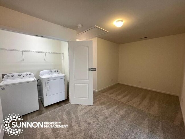 Building Photo - Fresh and finished: 3 bed, 2.5 bath townho...