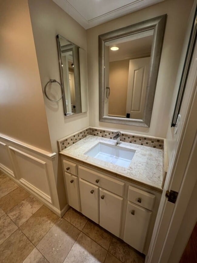 Building Photo - SPACIOUS 4 BEDROOM HOME IN SOUTH SALINAS