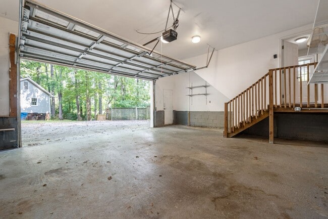 Building Photo - 3 bed, 3.5 bath with expansive deck and fe...